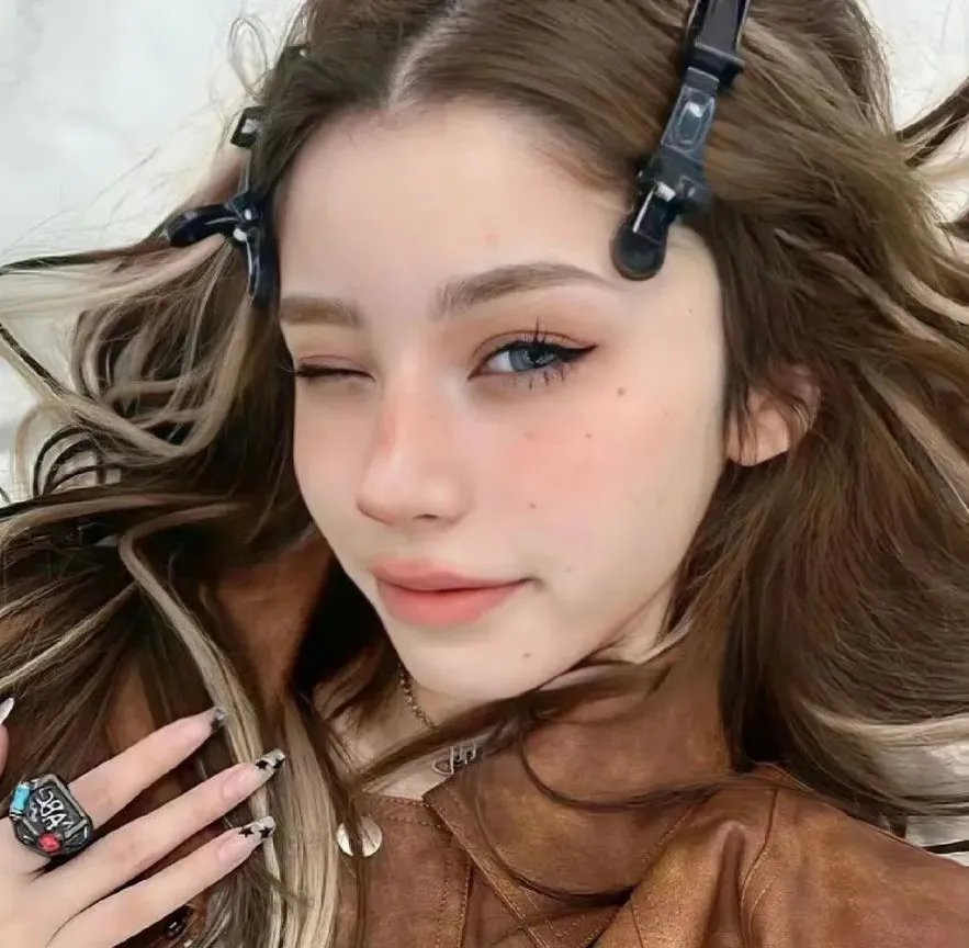 假冒女团 封面